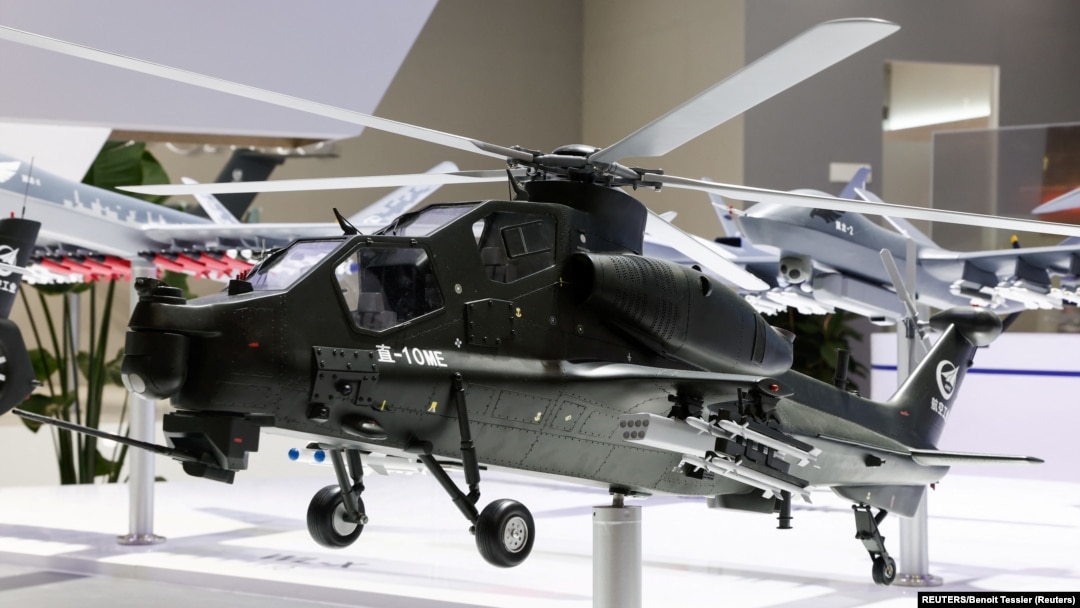 Mô hình một chiếc Z-10 của hãng Trung Quốc AVIC tại triển lãm hàng không Paris hồi tháng 6/2023. (REUTERS/Benoit Tessier)