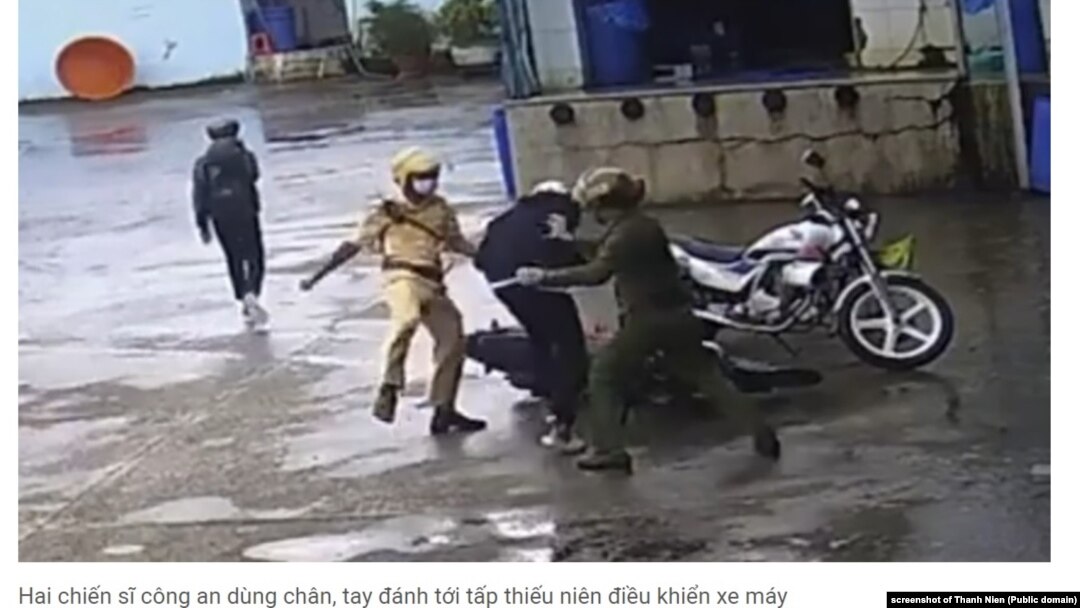 Hai viên cảnh sát đánh đập học sinh bị camera ghi lại ở Vĩnh Châu, Sóc Trăng, 25/9/2022.