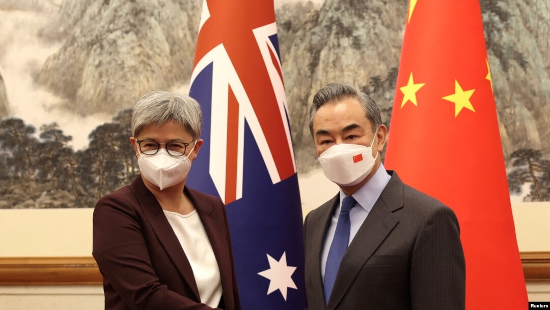 Ngoại trưởng Úc Penny Wong chụp ảnh cùng Ngoại trưởng Trung Quốc Vương Nghị tại Bắc Kinh hôm 21/12/2022. Ông Vương dự kiến sẽ thăm Úc vào tháng tới, theo SCMP.