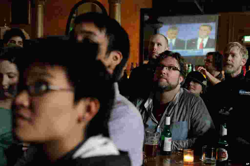 Khách hàng tại Havana Social Club ở Seattle theo dõi cuộc tranh luận tổng thống lần hai, ngày 16/10/2012.