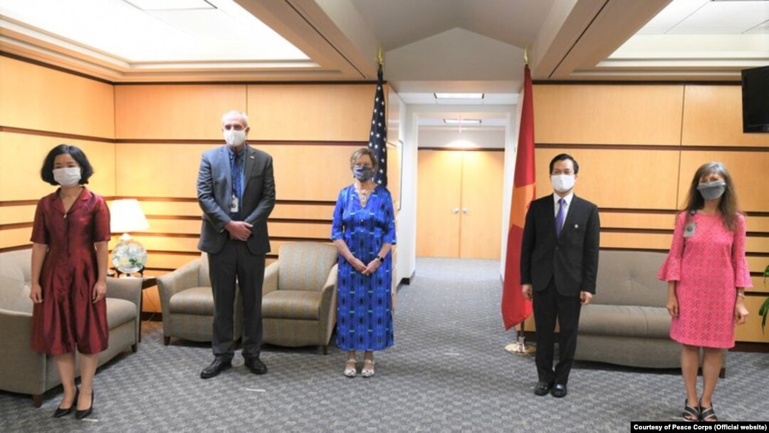 Đại diện của Peace Corps và Đại sứ quán Việt Nam ở Washington ghi nhận việc ký thỏa thuận về hoạt động của Peace Corps ở Việt Nam; 10/7/2020.