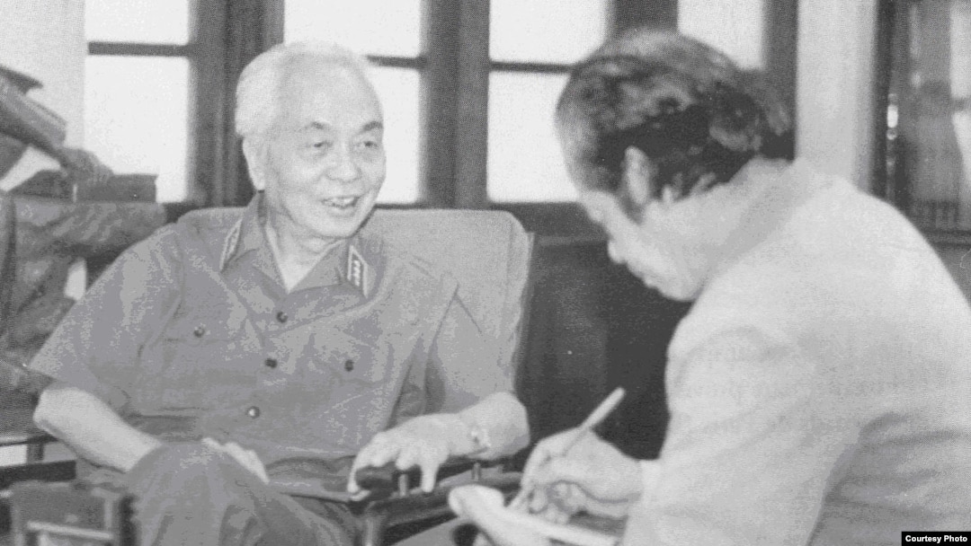 Đại Tướng Võ Nguyên Giáp và nhà báo quân đội Bùi Tín.