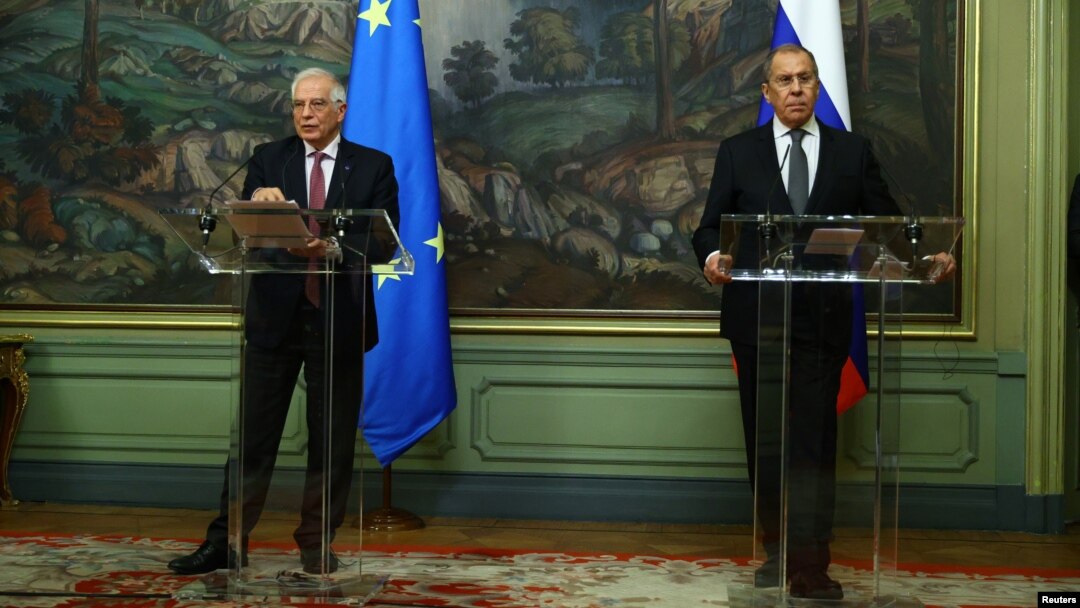 Tư liệu: Ngoại trưởng Nga Sergei Lavrov và người đứng đầu chính sách đối ngoại EU Joaep Borrell tại một cuộc họp báo sau cuộc đàm phán ở Moscow, Nga, ngày 5/2/2021. Russian Foreign Ministry/Handout via REUTERS 