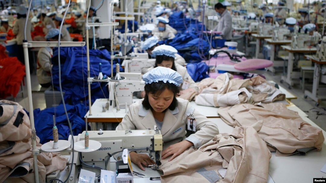 Công nhân Bắc Triều Tiên làm việc cho công ty Hàn Quốc tại khu công nghiệp Kaesong.