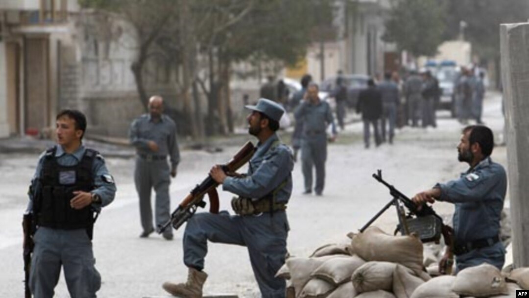 Cảnh sát Afghanistan canh gác tại hiện trường vụ tấn công tự sát ở Kabul, ngày 13/9/2011