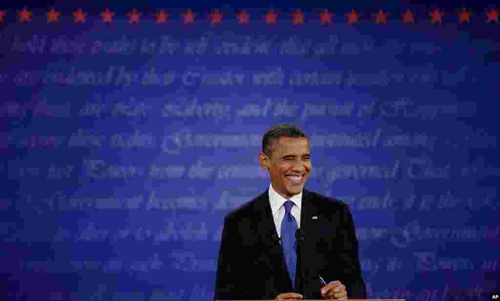 Tổng thống Obama tươi cười trong cuộc tranh luận lần đầu tiên tại Ðại học Denver, ngày 3/10/2012.