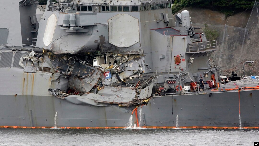 Tàu USS Fitzgerald bị hư hỏng nặng ở mạn tàu sau vụ tai nạn.