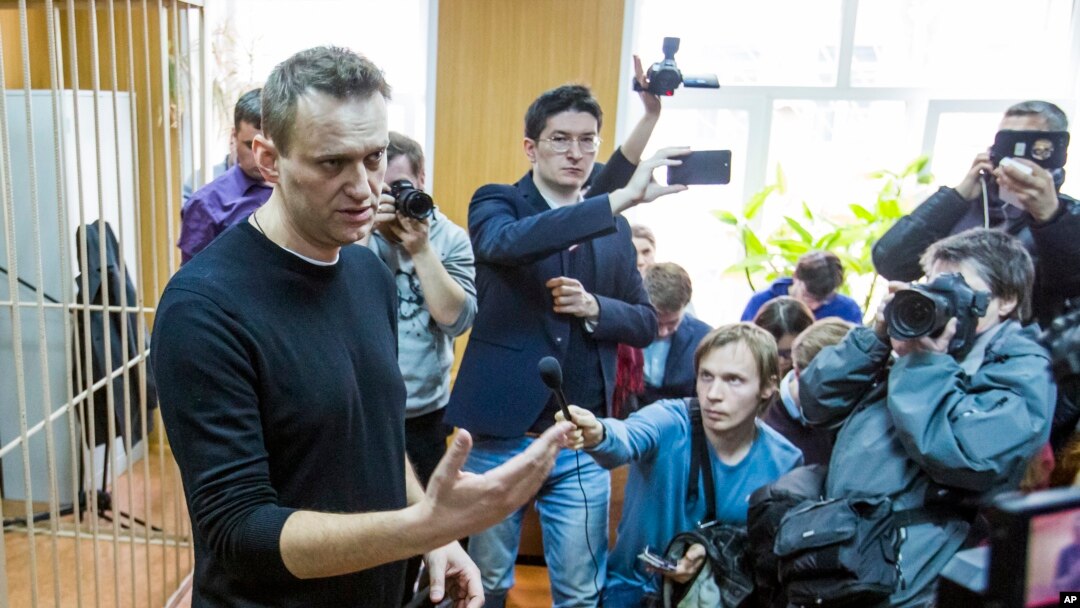 Thủ lĩnh đối lập Nga Alexei Navalny nói với báo chí tại tòa ở in Moscow, Nga, 27/3/2017. 