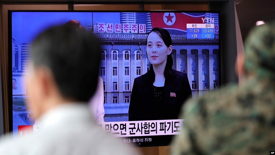 Bà Kim Yo Jong, người em gái quyền lực của lãnh đạo Triều Tiên Kim Jong Un, trên một bản tin truyền hình được phát sóng tại Seoul, Hàn Quốc.