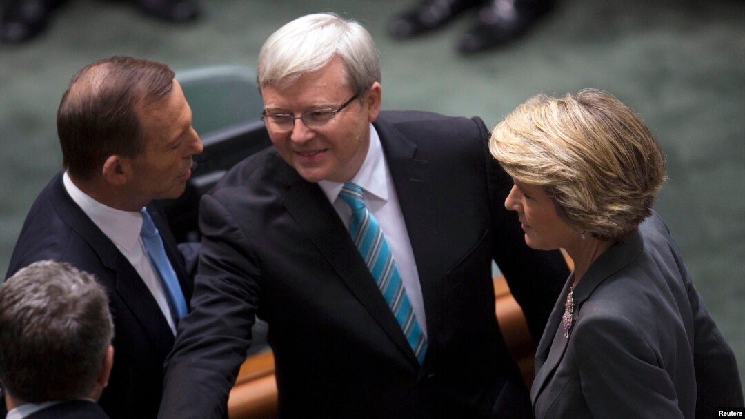 Thủ tướng Australia Kevin Rudd bắt tay các thành viên của phe đối lập tại Quốc hội, ngày 27/6/2013.