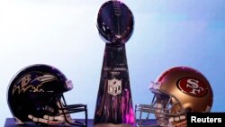 Mũ của vận động viên của 2 đội San Francisco 49ers và Baltimore Ravens đặt cạnh chiếc cúp Super Bowl (còn được gọi là chiếc cúp Vince Lombardi trophy) tại một cuộc họp báo trước trận Super Bowl lần thứ 47, ở New Orleans, Louisiana, 2/1/13