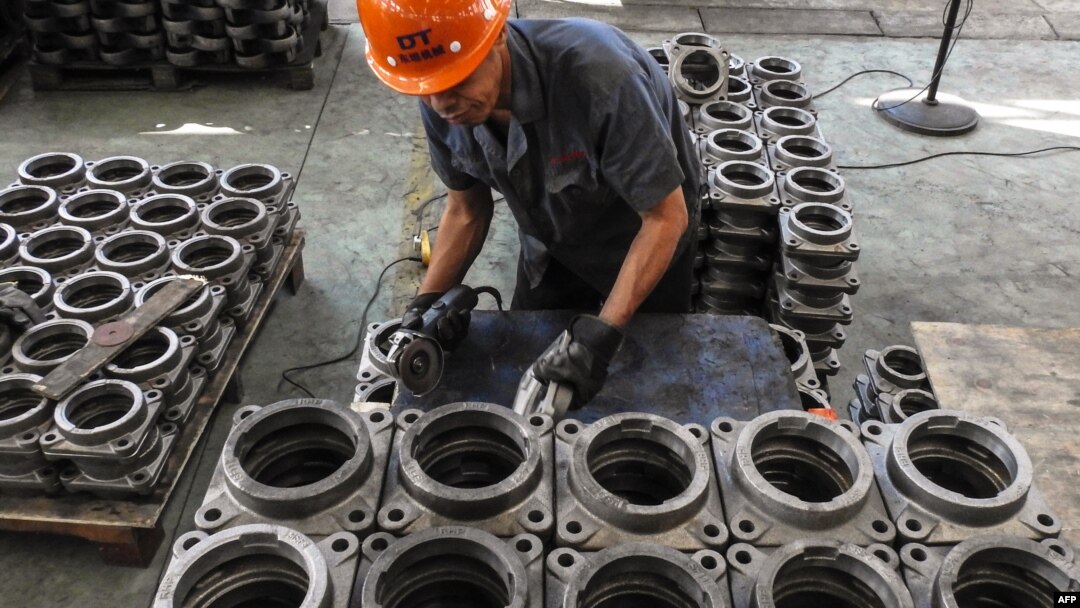 Công nhân tại nhà máy chế tạo các bộ phận của hộp số xe ô-tô tại Lianyungang tỉnh Jiangsu miền đông Trung quốc ngày 14/9/2018. 