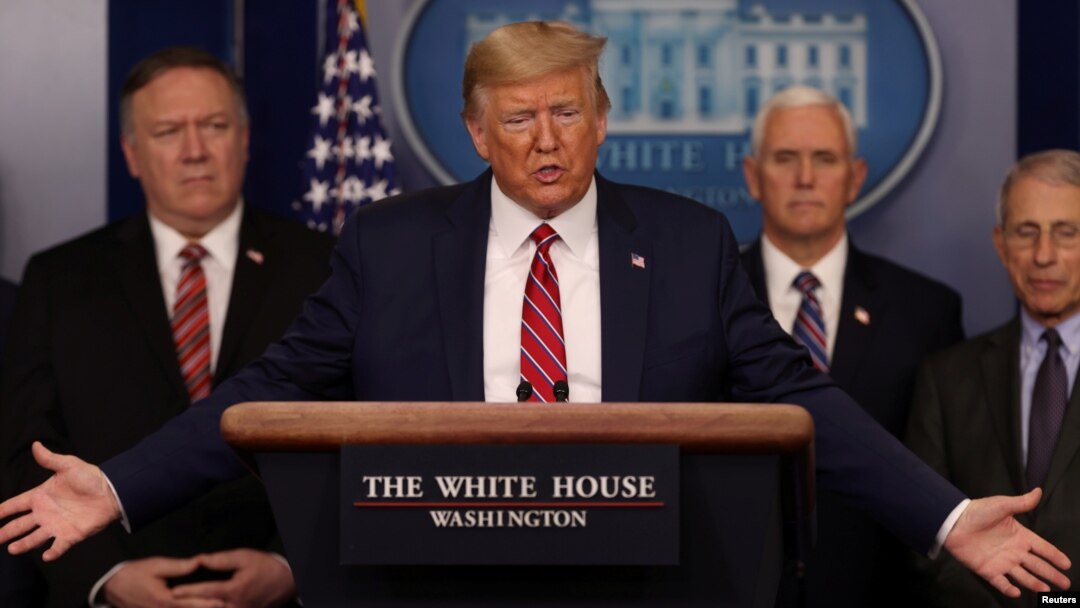 Tổng thống Donald Trump họp báo hàng ngày về covid-19.