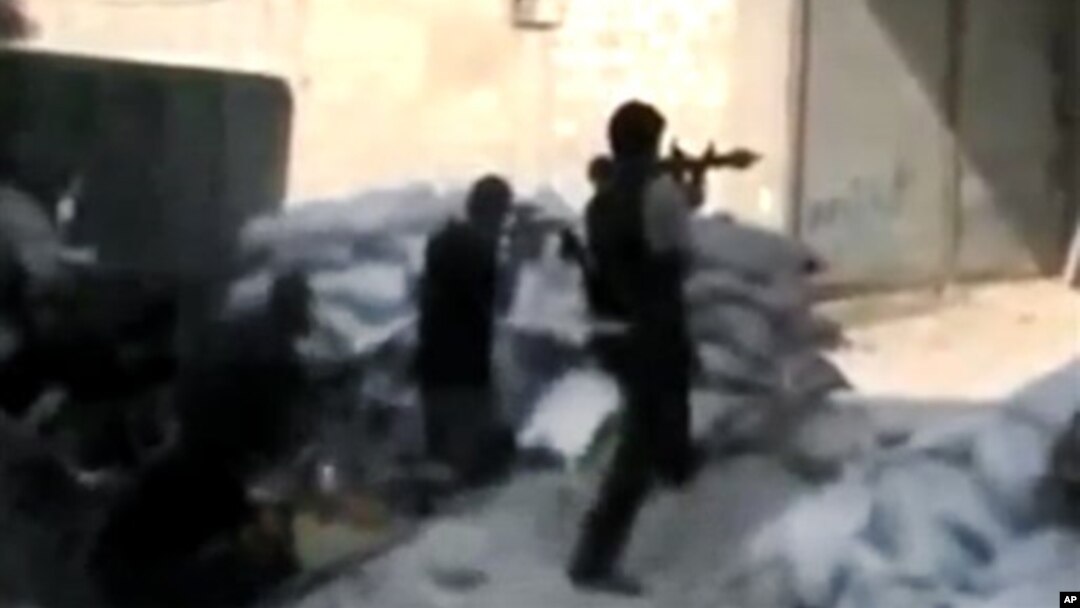 Ảnh trích từ video nghiệp dư cho thấy thành viên của nhóm Quân đội Syria Tự Do giao tranh với lực lượng chính phủ trong thủ đô Damascus