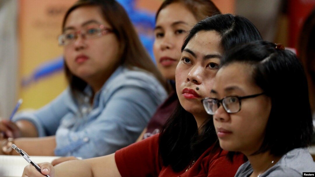 Công nhân Philippines, bao gồm các y tá sẽ đi lao động tại Anh, tham dự lớp IELTS Manila, Philippines, vào ngày 2/4/2019. 