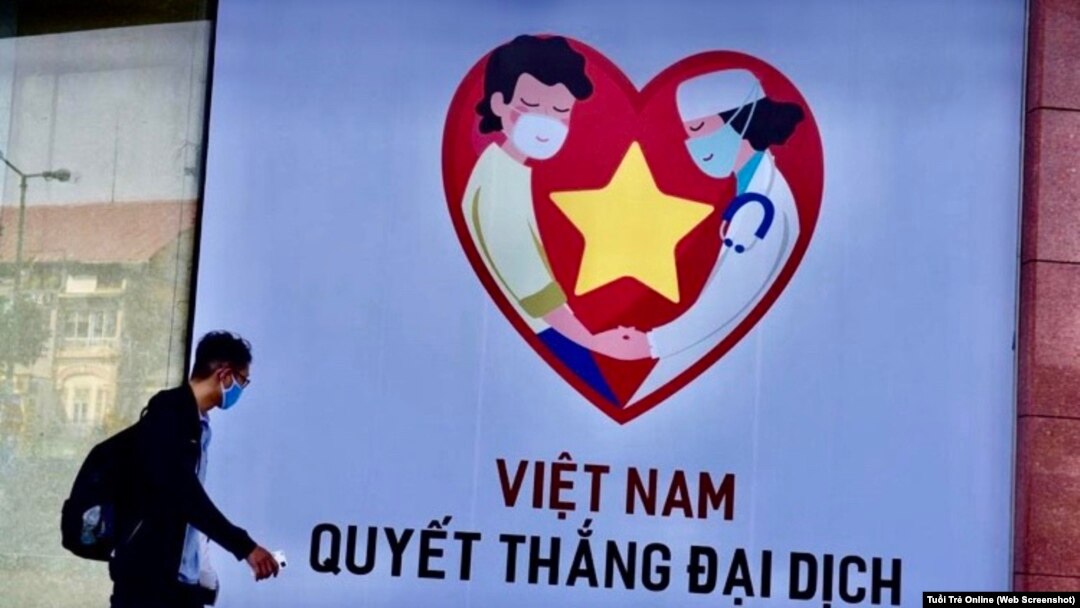 Một áp phích tuyên truyền cuộc chiến chống đại dịch COVID-19 ở Việt Nam. (Ảnh chụp màn hình Tuổi Trẻ Online)