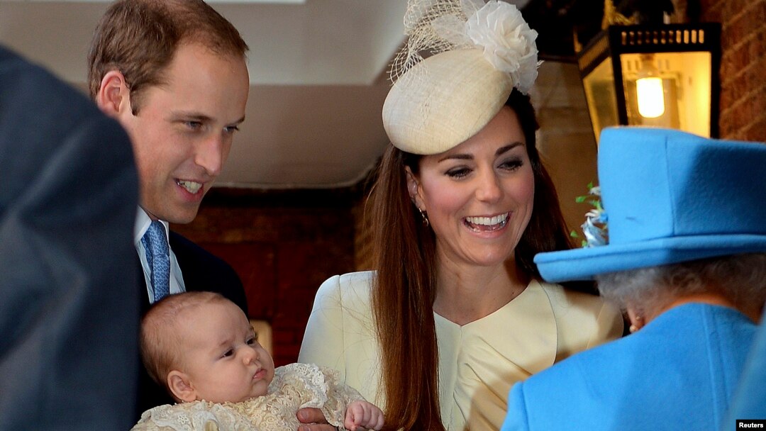 Hoàng tử George đến giáo đường trong tay Hoàng tử William và Công nương Kate.