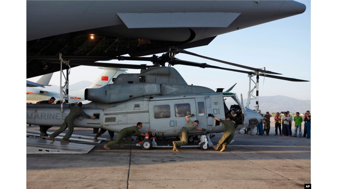 Binh sĩ Mỹ dỡ trực thăng Huey từ Máy bay Boeing C-17 Globemaster III tại sân bay quốc tế Tribhuvan ở Kathmandu. Các trực thăng này đường dùng để thực hiện các hoạt động cứu hộ nạn nhân động đất ở Nepal.
