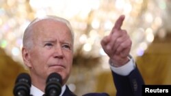 Tổng thống Joe Biden trả lời phóng viên tại Tòa Bạch Ốc hôm 10 tháng Tám, 2021.