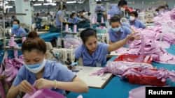 Công nhân làm việc tại một nhà máy dệt may ở Việt Nam.