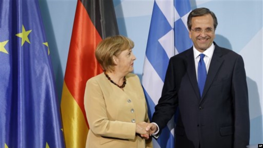 Thủ tướng Đức bà Angela Merkel (trái) bắt tay với Thủ tướng Hy Lạp ông Antonis Samaras ở Berlin, Đức 24.08.2012. (AP Photo/Michael Sohn)