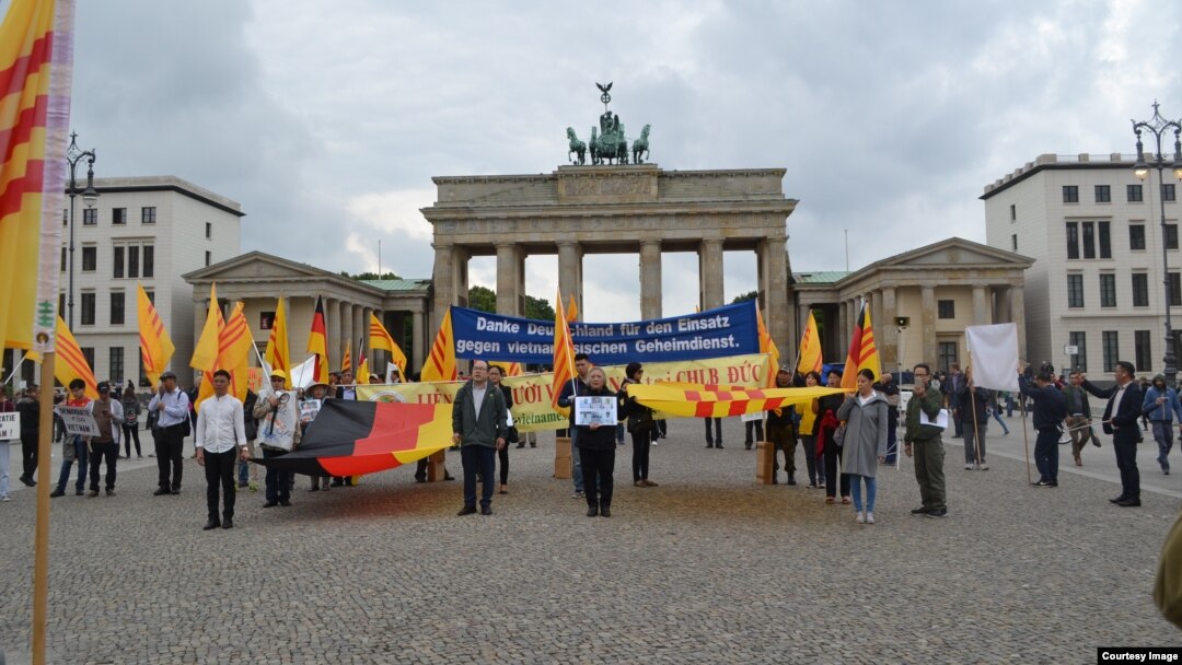 Hình ảnh người Việt biểu tình ở Berlin, Đức, hôm 12/8.