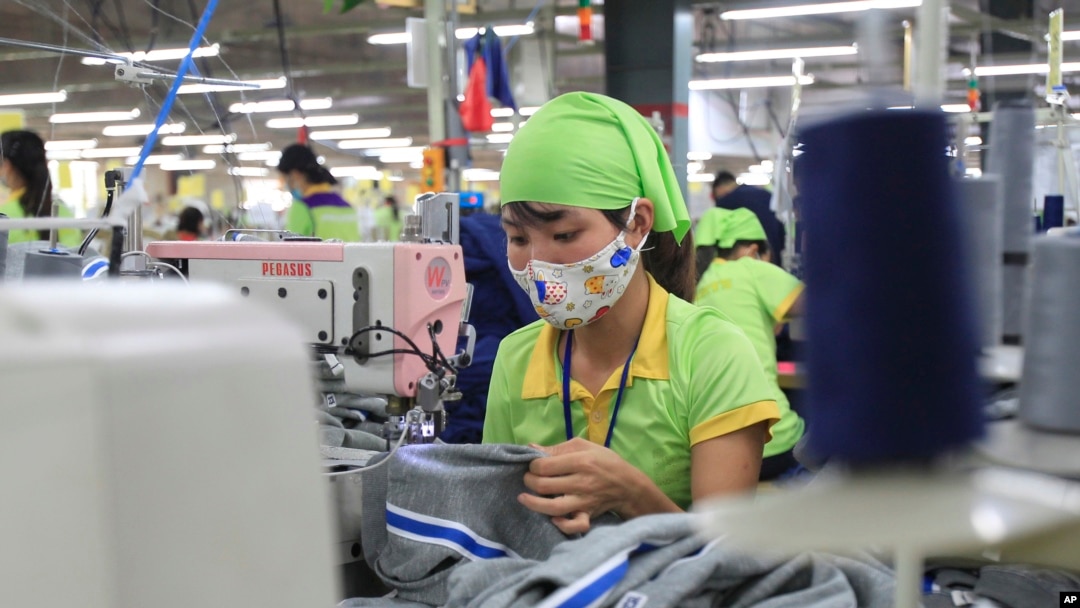 Công nhân Việt Nam may mặc hàng xuất khẩu. [Ảnh minh họa]