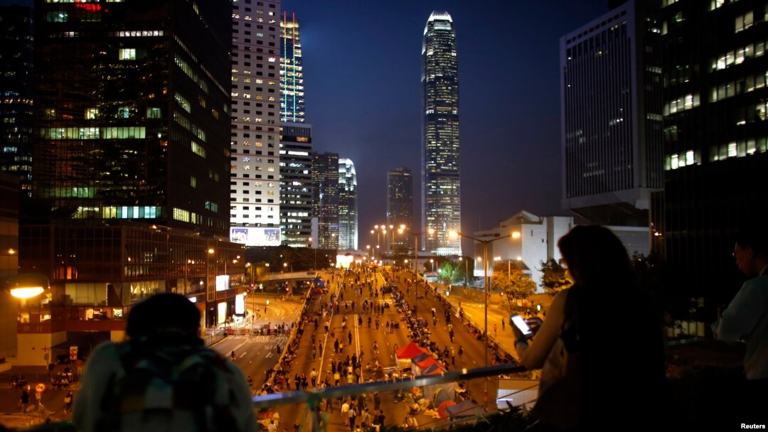 Người biểu tình chặn một con đường chính bên ngoài trụ sở văn phòng chính phủ ở Hong Kong