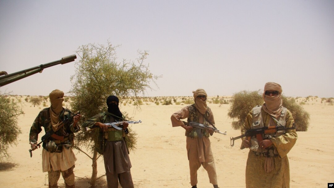 Chiến binh của phe Hồi giáo cực đoan Ansar Dine canh gác tại sa mạc bên ngoài Timbuktu, Mali
