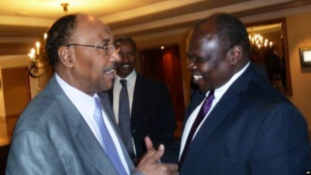 Bộ trưởng Bộ Quốc phòng Sudan Mohamed Abdel-Rahim Hussein (trái) chào đón trưởng đoàn đàm phán của Nam Sudan Pagan Amum trước cuộc hội đàm về an ninh tại Addis Ababa, ngày 2/4/2012