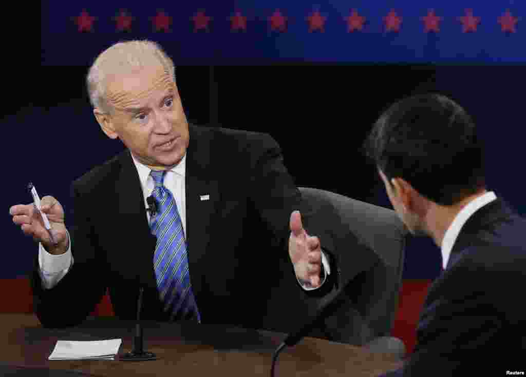 Phó Tổng thống Mỹ Joe Biden (trái) trong cuộc tranh luận với ứng cử viên phó tổng thống của đảng Cộng hòa Paul Ryan.