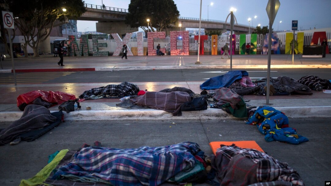 Di dân Trung Mỹ ngủ ngoài trời tại thành phố Tijuana, Mexico, giáp giới với Mỹ