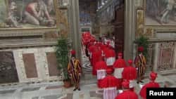 115 Hồng y bước vào nhà nguyện Sistine ở Vatican, biệt lập với bên ngoài cho đến khi bầu ra được một vị giáo hoàng mới.