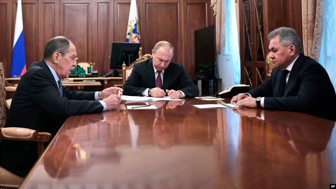 Tổng thống Nga gặp bộ trưởng quốc phòng và ngoại trưởng tại điện Kremlin hôm 2/2/2019