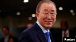 ông Ban Ki Moon, cựu tổng thư ký Liên Hiệp Quốc, từng tiết lộ gia phả ghi tổ tiên ông họ Phan Huy ở Làng Thầy, Sơn Tây cũ.