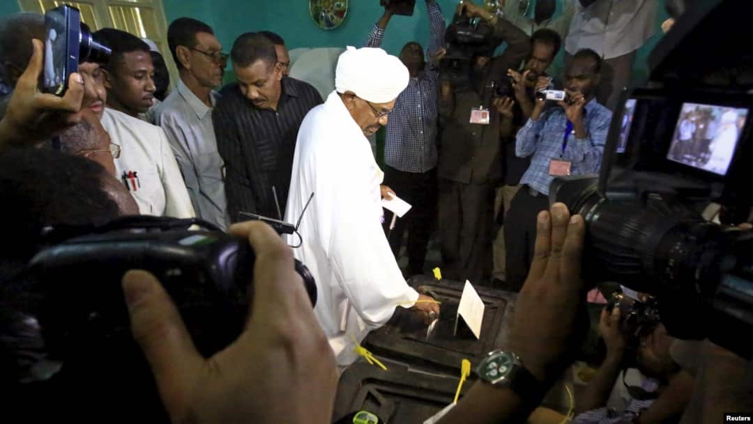 Tổng thống Sudan Omar Hassan al-Bashir bỏ phiếu bầu cử tổng thống ở Khartoum, ngày 13/4/2015.