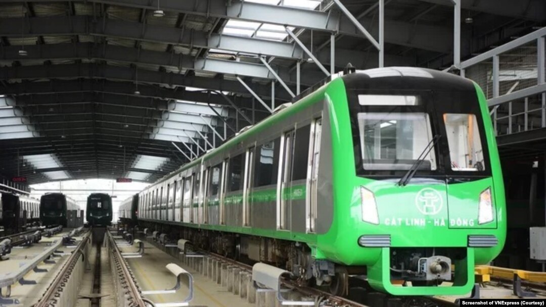 Tàu điện của dự án tuyến đường sắt Cát Linh-Hà Đông do nhà thầu Trung Quốc xây dựng. (Ảnh chụp màn hình VnExpress)