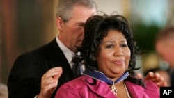 Tổng thống George W. Bush đeo Huân chương Tự do của Tổng thống cho Aretha Franklin tại Nhà Trắng, ngày 9 tháng 11, 2005, ở Washington. 