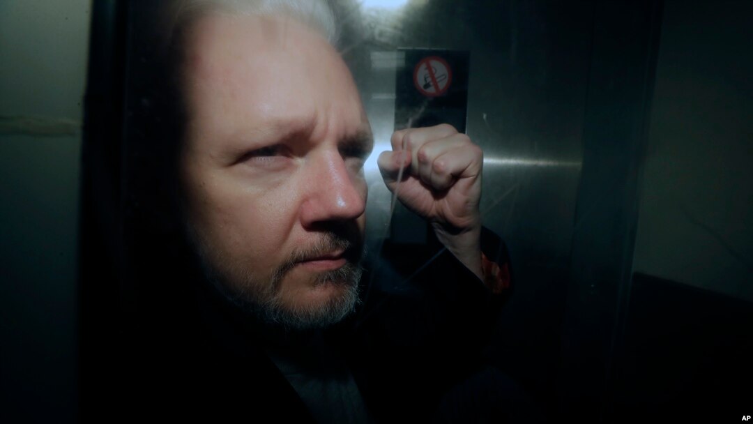Ông Julian Assange ra tòa hôm 1/5/2019.