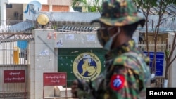 Một binh sĩ bên ngoài Ngân hàng Trung ương Myanmar trong một cuộc biểu tình phản đối cuộc đảo chính.