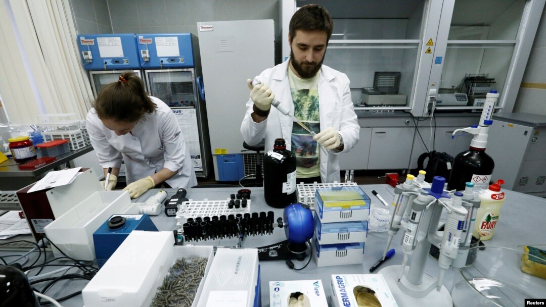 Các kỹ thuật viên đang làm việc tại Phòng thí nghiệm chống doping của Nga ở thủ đô Moscow, ngày 24/5/2016.