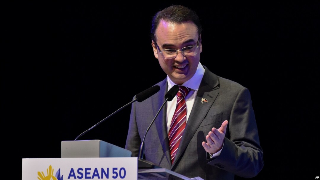 Ngoại trưởng Philippines Alan Peter Cayetano phát biểu tại lễ khai mạc Diễn Đàn ASEAN lần thứ 50 ở Pasay, Manila, Philippines, ngày 5/8/2017. Ảnh REUTERS/Mohd Rasfan/Pool 