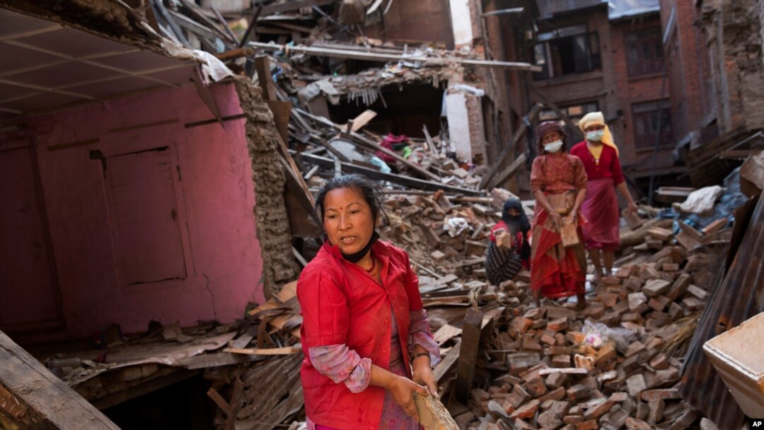 Phụ nữ Nepal nhặt đồ đạt trong đống đổ nát tại căn nhà bị phá hủy trong trận động đất 1 tuần trước ở Bhaktapur, ngày 3/5/2015.