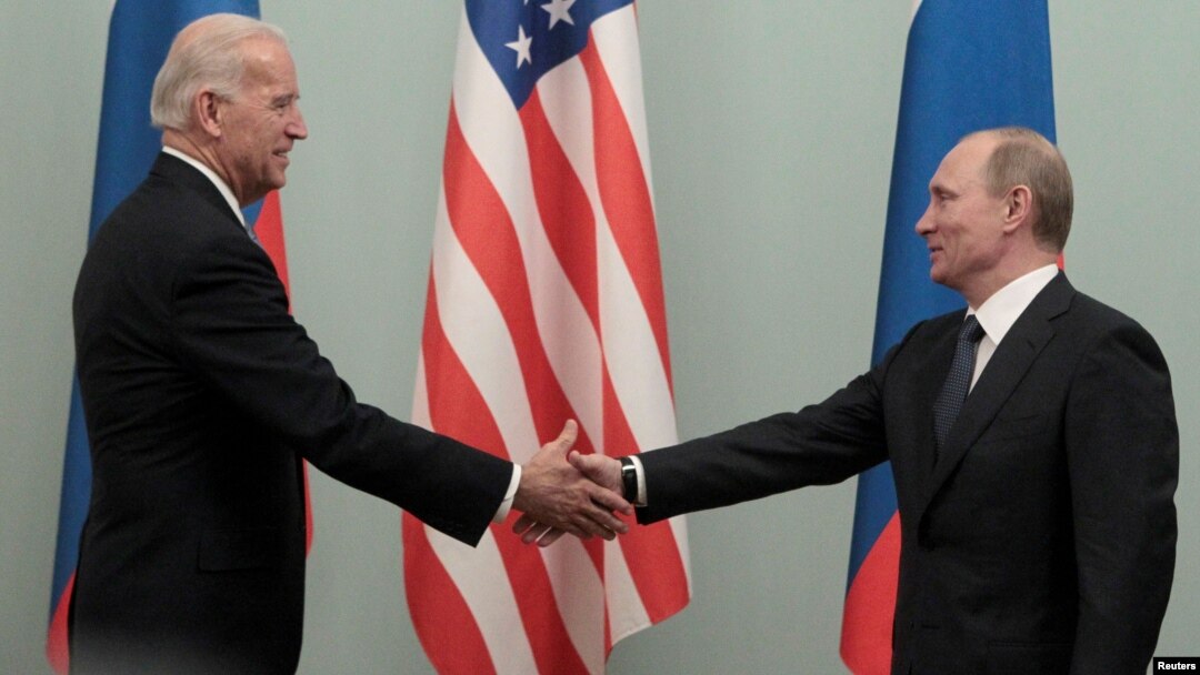 Tổng thống Nga Vladimir Putin bắt tay ông Joe Biden khi ông Biden còn là Phó tổng thống Hoa Kỳ vào tháng 3/2011.