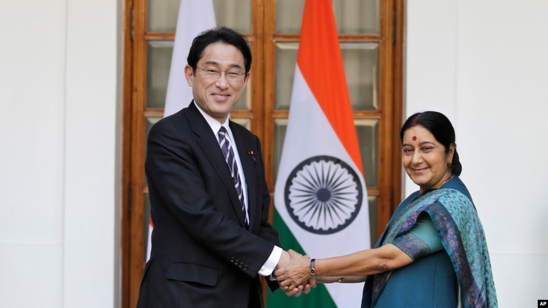 Ngoại trưởng Nhật Bản Fumio Kishida bắt tay với Ngoại trưởng Ấn Độ Sushma Swaraj trước một cuộc họp ở New Delhi, Ấn Độ, 17/1/2015.