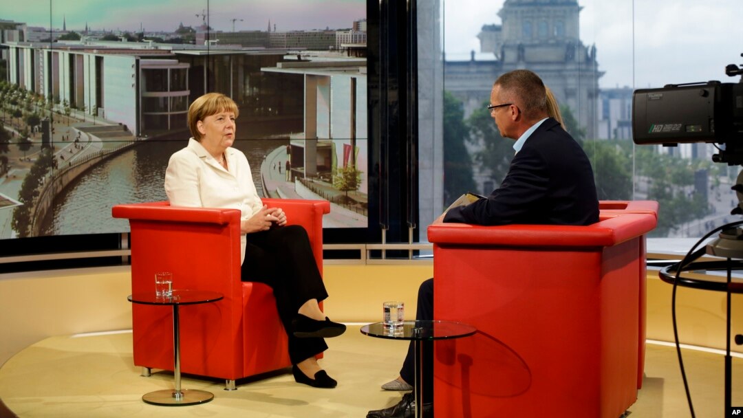 Thủ tướng Đức Angela Merkel (trái) trả lời phỏng vấn của đài truyền hình ARD ở Berlin, Đức, ngày 19 tháng 7, 2015.