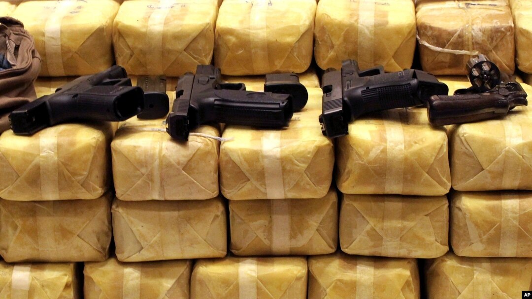 Súng và thuốc methamphetamine bị tịch thu trong một cuộc họp báo tại trụ sở cảnh sát ở Bangkok, Thái Lan.