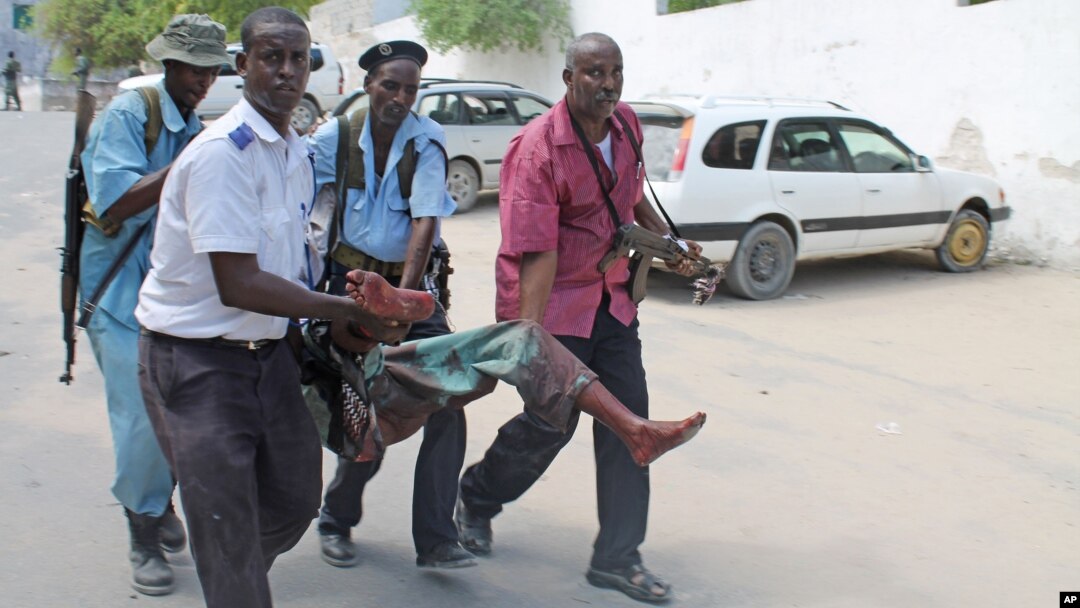 Binh sĩ Somalia đưa những người bị thương, trong vụ tấn công tại khuôn viên tòa án ở Mogadishu, đi cứu chữa, 14/4/13