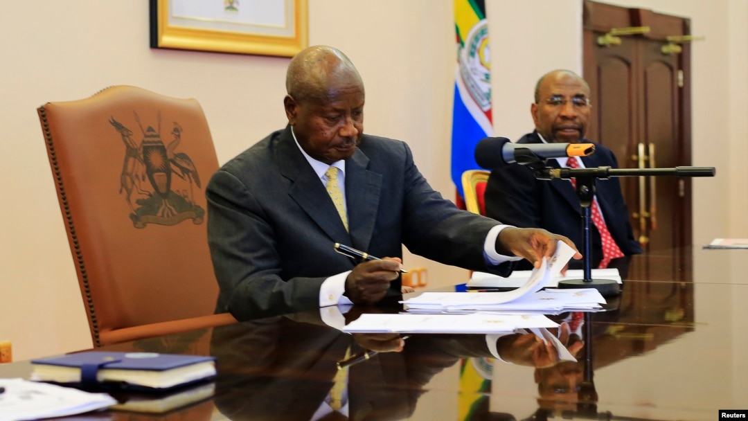 Tổng thống Uganda Yoweri Museveni ký dự luật chống người đồng tính thành luật tại Entebbe, Uganda, ngày 24/2/2014.